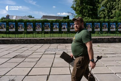 Голова Нововоронцовської громади Андрій Селецький несе уламки російського дрону, який влучив в історичну будівлю у селищі. Херсощина, травень 2026 року Голова Нововоронцовської громади Андрій Селецький несе уламки російського дрону, який влучив в історичну будівлю у селищі. Херсощина, травень 2026 року