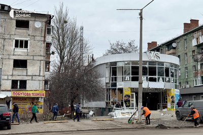 "Сьогодні був невимовний жах". Жителі Краматорська розказали про удар півтонною бомбою по середмістю "Сьогодні був невимовний жах". Жителі Краматорська розказали про удар півтонною бомбою по середмістю