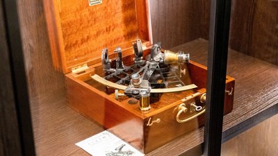 Секстанти, хронометри та капітанський місток: у Житомирі відкрили нову залу музею астрономії Секстанти, хронометри та капітанський місток: у Житомирі відкрили нову залу музею астрономії
