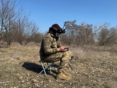 Від розвідки до ударів: як військових готують до роботи з дронами Від розвідки до ударів: як військових готують до роботи з дронами