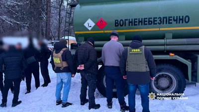 Списували пальне як використане та продавали підприємцям: на Чернігівщині оголосили підозру військовому та депутату Списували пальне як використане та продавали підприємцям: на Чернігівщині оголосили підозру військовому та депутату