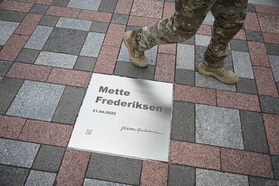 "Щоб пам'ять не затерлась в історії". Прем'єрці Данії присвятили табличку на Алеї сміливості в Києві "Щоб пам'ять не затерлась в історії". Прем'єрці Данії присвятили табличку на Алеї сміливості в Києві
