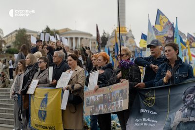 На Хрещатику зупинили рух, щоб вшанувати пам'ять загиблих військових На Хрещатику зупинили рух, щоб вшанувати пам'ять загиблих військових