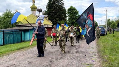На Чернігівщині провели в останню путь трьох бійців: Юрія Костіва, Олексія Супруненка та Сергія Тюпу На Чернігівщині провели в останню путь трьох бійців: Юрія Костіва, Олексія Супруненка та Сергія Тюпу