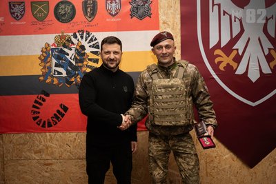 Воїн з Полтавщини отримав орден "За мужність" з рук Зеленського Воїн з Полтавщини отримав орден "За мужність" з рук Зеленського