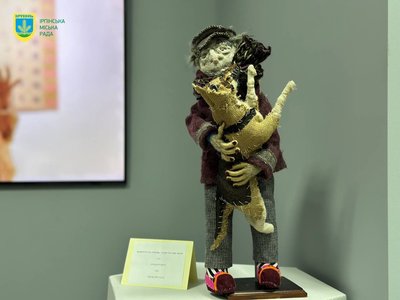 Історію евакуації з Ірпеня "розказують" ляльки: в місті відкрилась тематична виставка текстильних скульптур Історію евакуації з Ірпеня "розказують" ляльки: в місті відкрилась тематична виставка текстильних скульптур