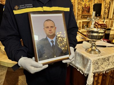 У Полтаві попрощалися із рятувальниками, які загинули у результаті обстрілу 5 травня У Полтаві попрощалися із рятувальниками, які загинули у результаті обстрілу 5 травня