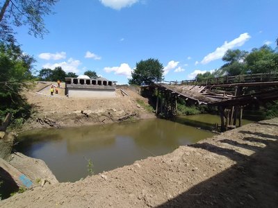 На Львівщині між селами Монастирець і Поляна розпочали зводити міст На Львівщині між селами Монастирець і Поляна розпочали зводити міст