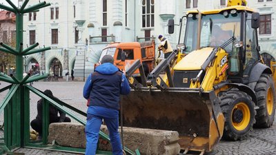 У Мукачеві встановлюють новорічну ялинку У Мукачеві встановлюють новорічну ялинку