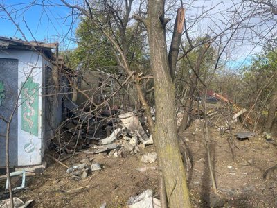 Пошкоджені будинки та пожежа унаслідок падіння російського дрона на Хмельниччині Пошкоджені будинки та пожежа унаслідок падіння російського дрона на Хмельниччині