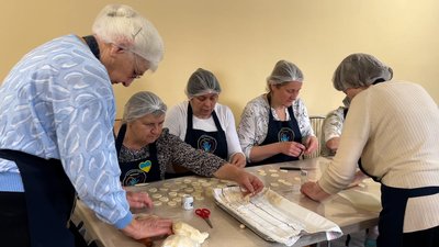 Десятки тисяч булок на фронт спекли при УГЦК на Рівненщині Десятки тисяч булок на фронт спекли при УГЦК на Рівненщині