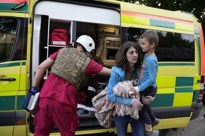 Медики надають допомогу людям, які постраждали у Холодногірському районі Харкова Медики надають допомогу людям, які постраждали у Холодногірському районі Харкова