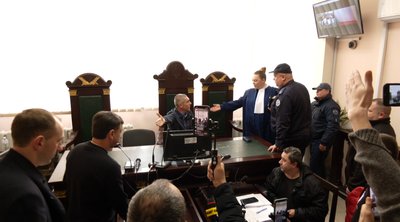 Прибічник Стахіва не пускає Христину Мисько за робоче місце Прибічник Стахіва не пускає Христину Мисько за робоче місце