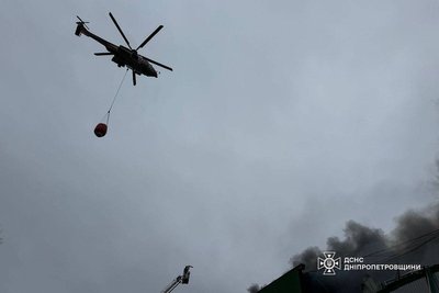 Уламки ракети на дитячому майданчику. Армія РФ атакувала середмістя Дніпра: що відбувається на місці обстрілу Уламки ракети на дитячому майданчику. Армія РФ атакувала середмістя Дніпра: що відбувається на місці обстрілу