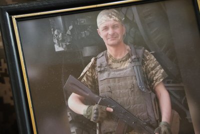У Луцькій громаді попрощалися із 52-річним бійцем Олександром Лунговим, який загинув на Луганщині У Луцькій громаді попрощалися із 52-річним бійцем Олександром Лунговим, який загинув на Луганщині