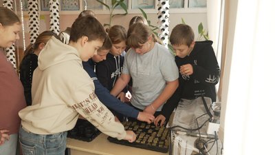 Гідропонний сад: на Вінниччині школярі вирощують салат без ґрунту Гідропонний сад: на Вінниччині школярі вирощують салат без ґрунту