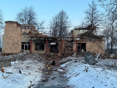 "Під завалами люди": у селі Усок на Сумщині загинули дві жінки після удару "шахедами" "Під завалами люди": у селі Усок на Сумщині загинули дві жінки після удару "шахедами"