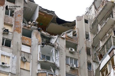 Будинок без людей: в Одесі відселяють мешканців багатоповерхівки, в яку 1 травня влучив дрон Будинок без людей: в Одесі відселяють мешканців багатоповерхівки, в яку 1 травня влучив дрон