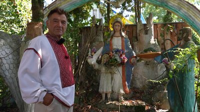 Скульптор-самоук Олексій Бондаренко, статуя Матері Божої, село Рунгури, Івано-Франківщина Скульптор-самоук Олексій Бондаренко, статуя Матері Божої, село Рунгури, Івано-Франківщина