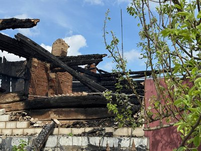 "Жінки плакали, люди ховалися під мостом". Російські дрони знищили будинок родини з села Берези на Сумщині "Жінки плакали, люди ховалися під мостом". Російські дрони знищили будинок родини з села Берези на Сумщині