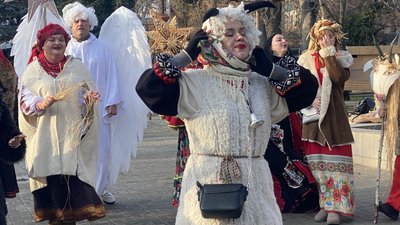 Показали український вертеп: у Миколаєві колядники збирають донати для ЗСУ Показали український вертеп: у Миколаєві колядники збирають донати для ЗСУ