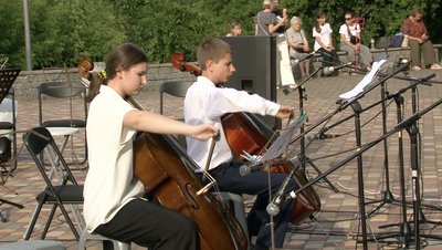Учасники грають на музичних інструментах Учасники грають на музичних інструментах