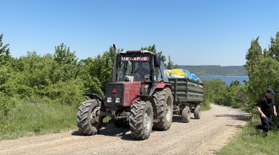 На місцевий трактор збирали сміття На місцевий трактор збирали сміття