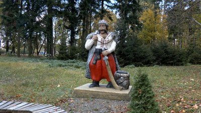 Понад 200 бетонних фігур власноруч: на Вінниччині жінка створює скульптури для подвір’я Понад 200 бетонних фігур власноруч: на Вінниччині жінка створює скульптури для подвір’я