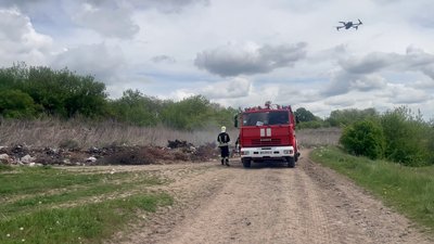 Рятувальники обстежують територію за допомогою дрона на наявність загоряння Рятувальники обстежують територію за допомогою дрона на наявність загоряння