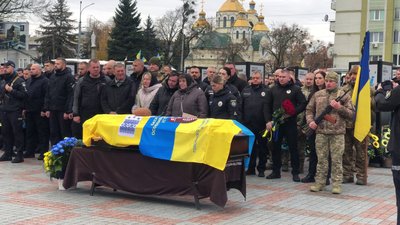 З військовими Юрієм Лапчуком та Юрієм Трофимчуком попрощалися у Рівному З військовими Юрієм Лапчуком та Юрієм Трофимчуком попрощалися у Рівному