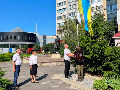 "Це свята ініціатива": у кількох містах Полтавщини підняли біло-чорний "Прапор Надії" "Це свята ініціатива": у кількох містах Полтавщини підняли біло-чорний "Прапор Надії"