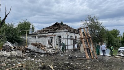Наслідки російських авіаударів по приватному сектору в Дергачах, Харківська область Наслідки російських авіаударів по приватному сектору в Дергачах, Харківська область