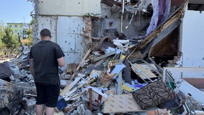 Віталій Теряник на місці ракетного удару по Чугуєву 9 червня: цей обстріл забрав життя його дружини Ольги та ненародженої доньки Віталій Теряник на місці ракетного удару по Чугуєву 9 червня: цей обстріл забрав життя його дружини Ольги та ненародженої доньки