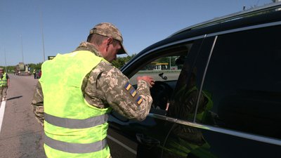 "Виписуємо повістки": як працює мобільний блокпост ТЦК на трасі Київ-Чоп на Рівненщині "Виписуємо повістки": як працює мобільний блокпост ТЦК на трасі Київ-Чоп на Рівненщині