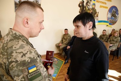 На Закарпатті дружині полеглого захисника передали державну нагороду На Закарпатті дружині полеглого захисника передали державну нагороду