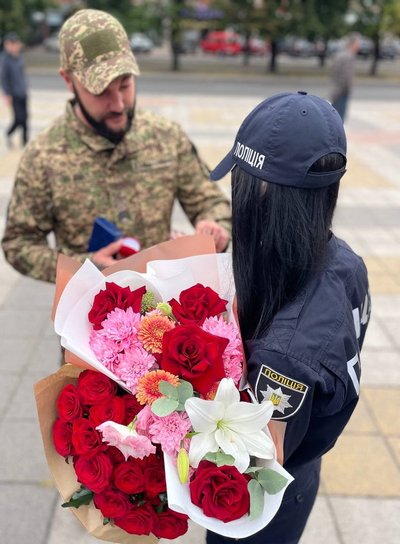 У Черкасах нацгвардієць освідчився коханій у День Прапора