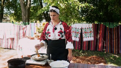 «Перейняла від мами і бабусі»: як на Рівненщині готують пісні пиріжки «лисички» «Перейняла від мами і бабусі»: як на Рівненщині готують пісні пиріжки «лисички»