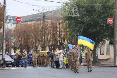 Утворили «живий коридор: в Умані попрощалися із загиблим захисником Утворили «живий коридор: в Умані попрощалися із загиблим захисником
