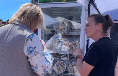 Олена продає равлики на ярмарку Олена продає равлики на ярмарку