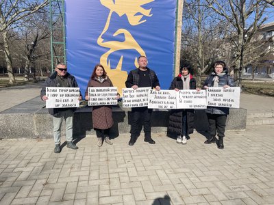 "Борітеся — поборете!" У Херсоні до 210 річниці з дня народження Шевченка провели акцію "Борітеся — поборете!" У Херсоні до 210 річниці з дня народження Шевченка провели акцію