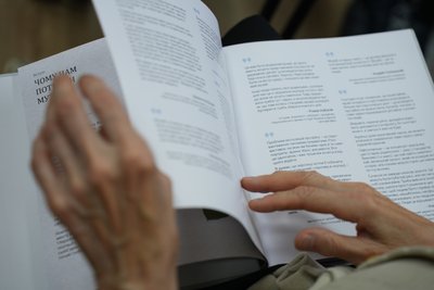До книги увійшли історії людей про символи боротьби проти окупації. Як відбулась презентація збірки "20 речей з Херсона" До книги увійшли історії людей про символи боротьби проти окупації. Як відбулась презентація збірки "20 речей з Херсона"