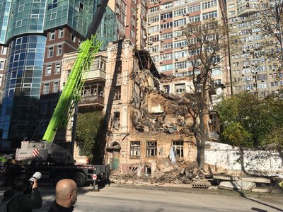 Кияни просять відновити історичну будівлю у центрі Києва, в яку влучив дрон РФ