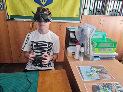 У Житомирі 30 школярів навчається керувати дронами У Житомирі 30 школярів навчається керувати дронами