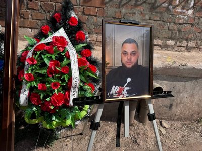 "Бачила, як горів його екскаватор". У Кривому Розі попрощалися із загиблим через ракетний удар Володимиром Черниченком "Бачила, як горів його екскаватор". У Кривому Розі попрощалися із загиблим через ракетний удар Володимиром Черниченком
