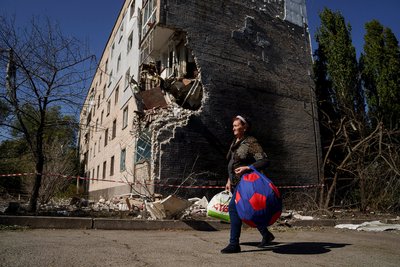 місцева жителька виносить свої речі з пошкодженого будинку у Миколаївці, Донецька область, 23 вересня 2024 року