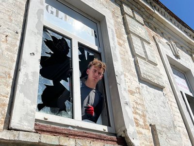 "Людям не байдуже": у Черкасах містяни зібрались на прибирання пам'ятки архітектури "Людям не байдуже": у Черкасах містяни зібрались на прибирання пам'ятки архітектури