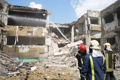 пожежні гасять вогонь у зруйнованому дитячому садку в центрі Чугуєва Харківщина 22 травня 2024 року пожежні гасять вогонь у зруйнованому дитячому садку в центрі Чугуєва Харківщина 22 травня 2024 року
