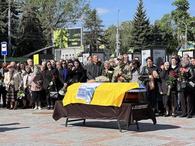 У Рівному попрощалися з військовими Олександром Коником та Михайлом Фоменюком У Рівному попрощалися з військовими Олександром Коником та Михайлом Фоменюком