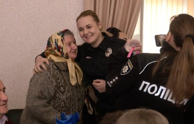 Тонометр, кросівки і солодощі: в геріатричному пансіонаті у Луцьку — акція "Здійсни мрію" Тонометр, кросівки і солодощі: в геріатричному пансіонаті у Луцьку — акція "Здійсни мрію"