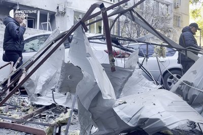 Вибиті вікна та пошкоджені автівки: фото наслідків від російської атаки БпЛА по Одесі Вибиті вікна та пошкоджені автівки: фото наслідків від російської атаки БпЛА по Одесі